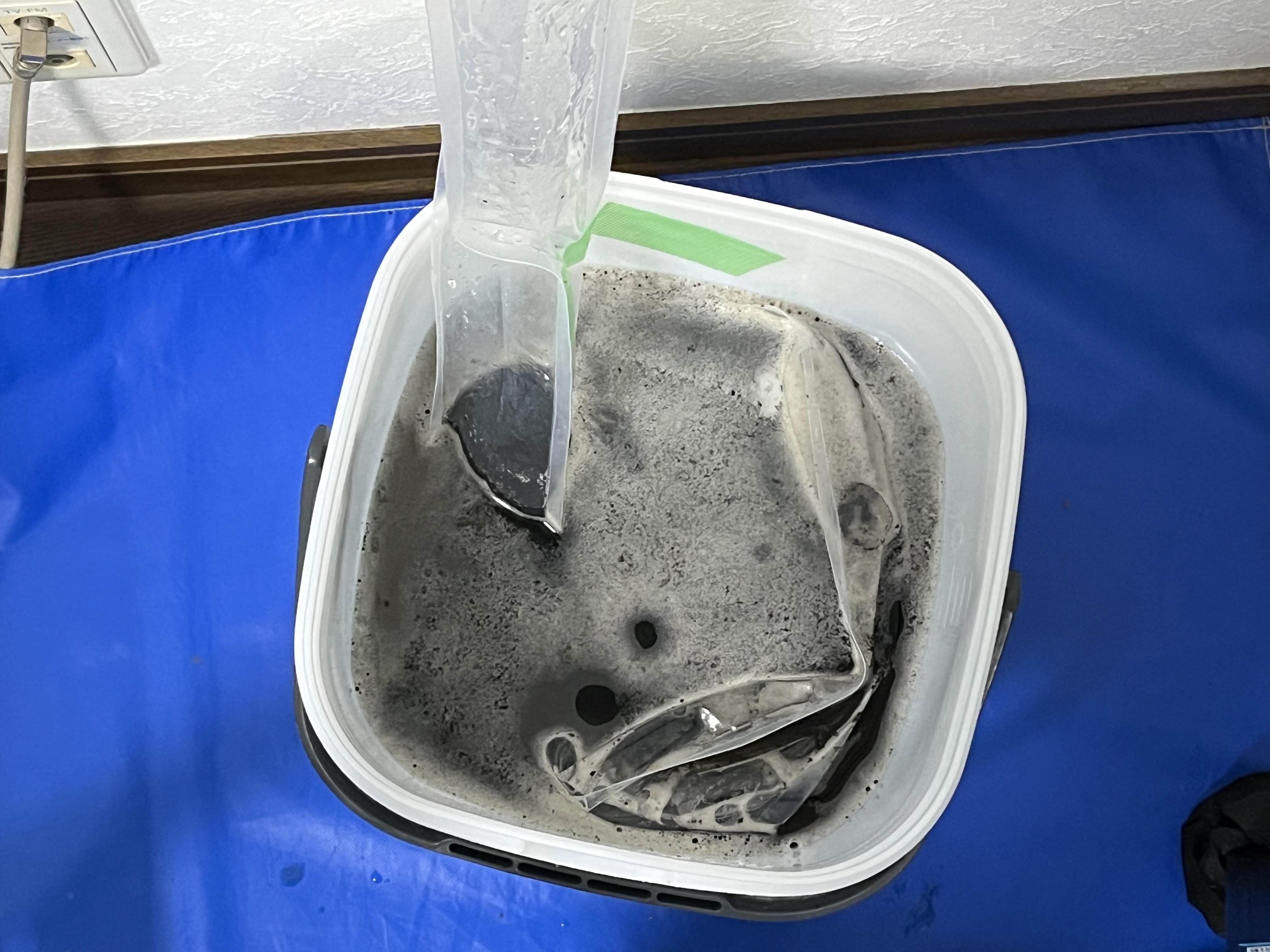 クリーニング後の汚水はすべて持ち帰って処分の写真